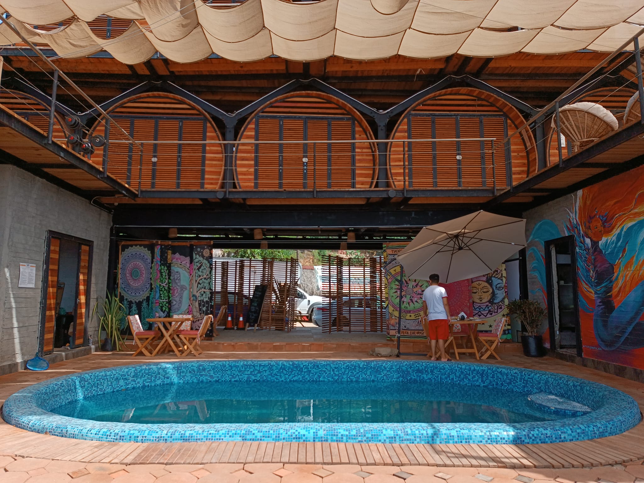 Alberca del Hotel Éxtasis en Zipolite con ambiente nudista