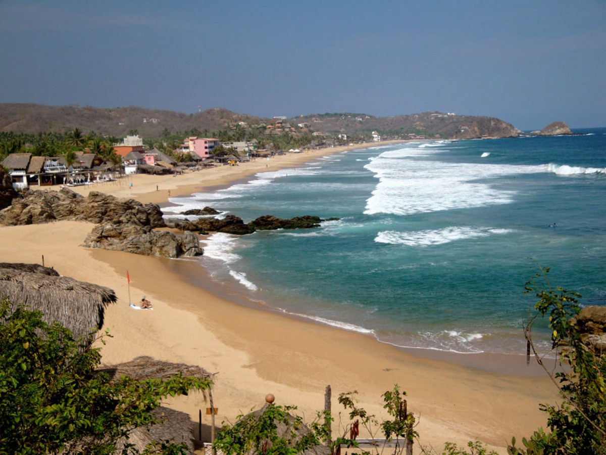 Vista panorámica de la playa nudista de Zipolite, Oaxaca