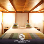 Habitación de casa nudista