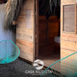 entrada a cabaña glamping en casa nudista zipolite